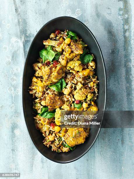 aromatic chargrilled chicken curry, cauliflower, pomegranate, sweet corn, rice, spinach - cauliflower rice stock pictures, royalty-free photos & images