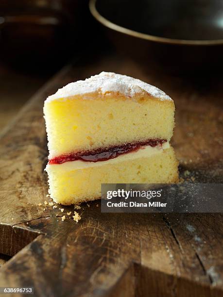 gluten free victoria sponge cake, jam, cream, wooden chopping board - english tea room stockfoto's en -beelden