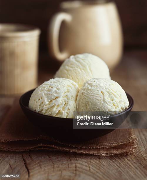 organic vanilla luxury ice cream - vanille roomijs stockfoto's en -beelden