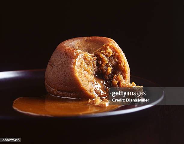 sticky toffee pudding oozing sauce - caramelo de manteiga comida doce imagens e fotografias de stock