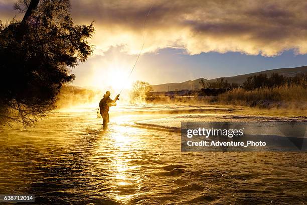 pesca con mosca en invierno al amanecer - fly fishing fotografías e imágenes de stock