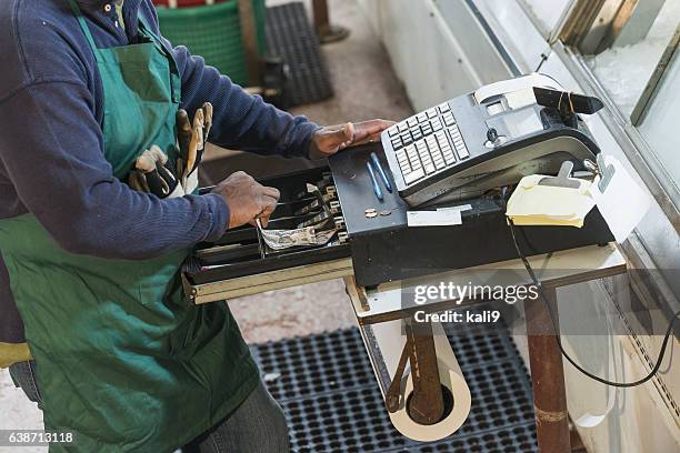 vista recortada del hombre usando una caja registradora antigua - registrador fotografías e imágenes de stock