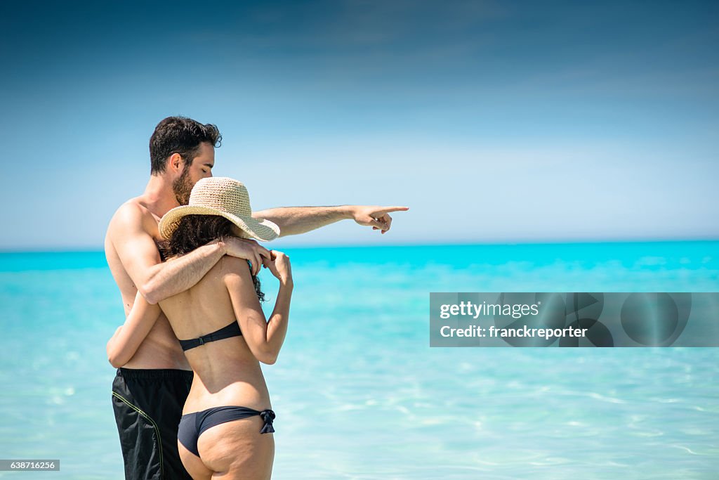 Felicidad Pareja en la playa 