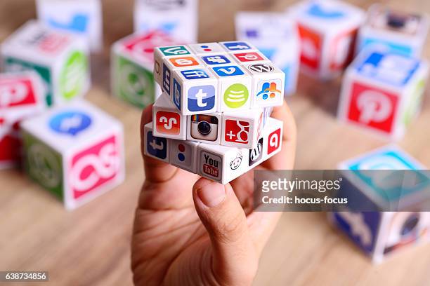 cubo puzzle sui social media - sezione parziale foto e immagini stock