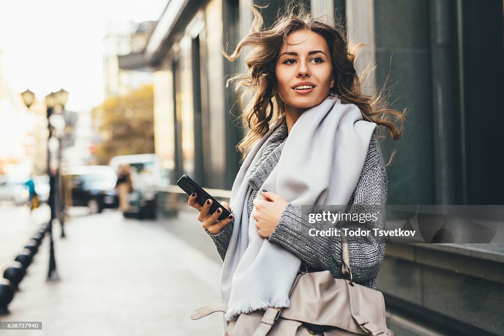 Frau SMS im Freien
