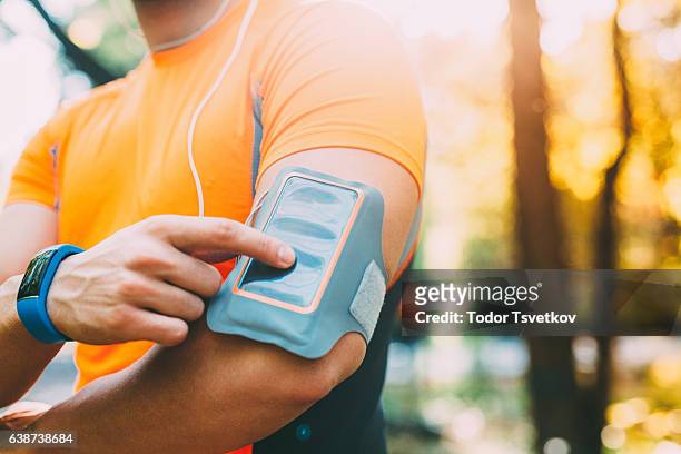 armband on a sportsman - fitness armband stockfoto's en -beelden