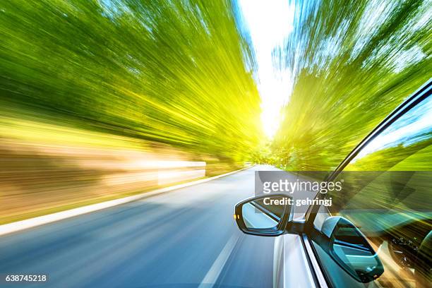 condução em estrada - car speeding imagens e fotografias de stock
