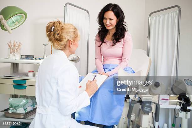 having advise with a gynecologist - gynaecoloog stockfoto's en -beelden