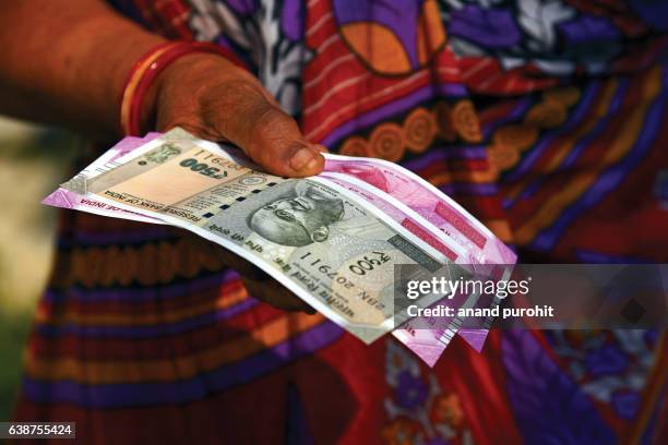 women with new rupees notes in hand, india - india economy stockfoto's en -beelden