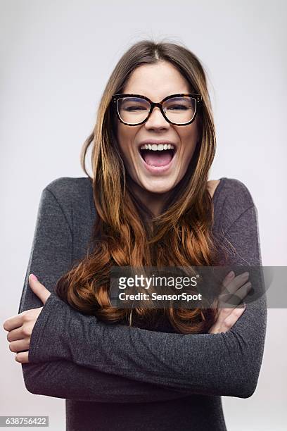 fröhliche frau lacht vor weißem hintergrund - nerd woman stock-fotos und bilder