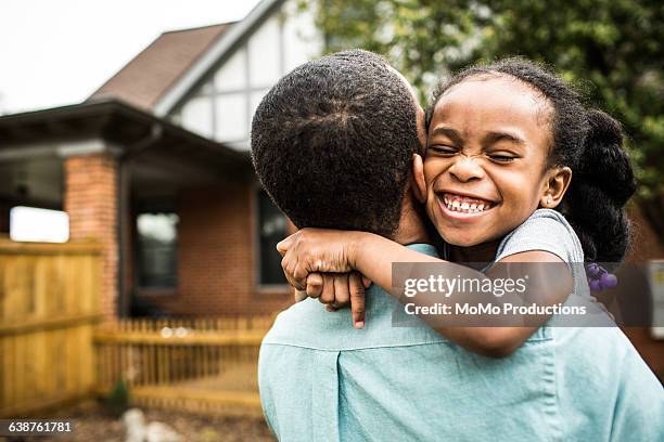 daughter hugging father - sonrisa con dientes fotografías e imágenes de stock