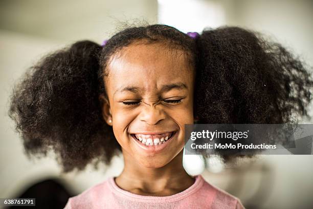 girl (6yrs) with pigtails smiling - african american girl child photos et images de collection