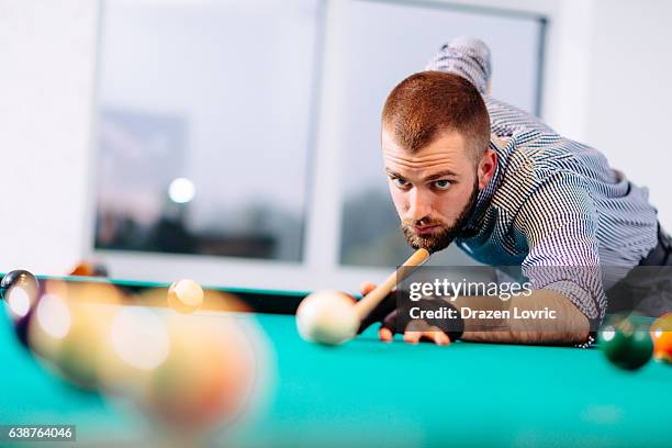 portrait du joueur de billard visant pendant le tournoi - billard photos et images de collection
