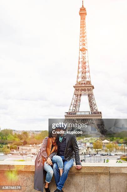 they could be anywhere as long as they're together - eiffel tower tourists stock pictures, royalty-free photos & images