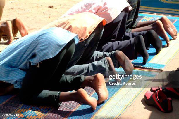 africa, north africa, niger, niamey, view of muslim men praying (year 2007) - foot worship 個照片及圖片檔