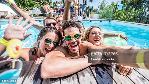 junge freunde machen selfie - freibad stock-fotos und bilder