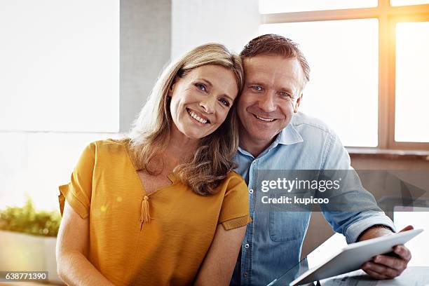glücklich und finanziell abgesichert - couple tablet house stock-fotos und bilder