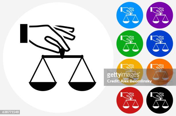 scales of justice icon auf flachen farbkreis-tasten - waage justitia freisteller stock-grafiken, -clipart, -cartoons und -symbole