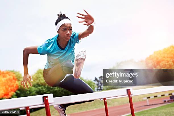 un último obstáculo... - carreras de obstáculos prueba en pista fotografías e imágenes de stock