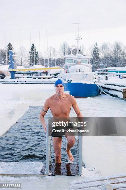 winter swimmer - winter swimming pool stockfoto's en -beelden