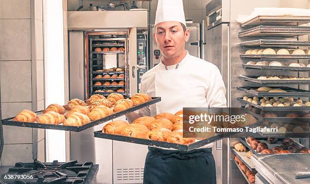 pastelero italiano horneando croissants - pastelero fotografías e imágenes de stock