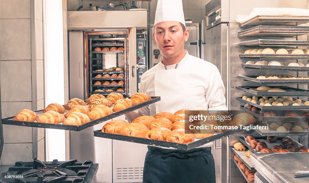 Pasticcere italiano cottura croissant