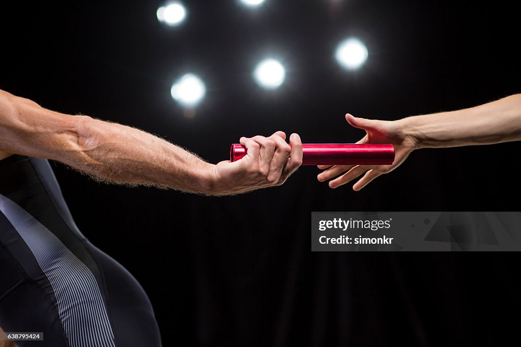 Corridori che passano il testimone