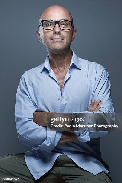 confident man with arms crossed - colarinho aberto imagens e fotografias de stock