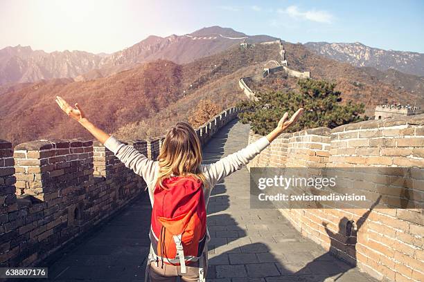 jeune femme embrassant la nature-grande muraille de chine - beijing photos et images de collection