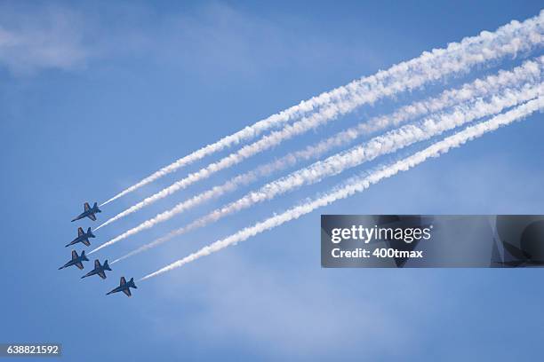 azul angels - espectáculo aéreo fotografías e imágenes de stock