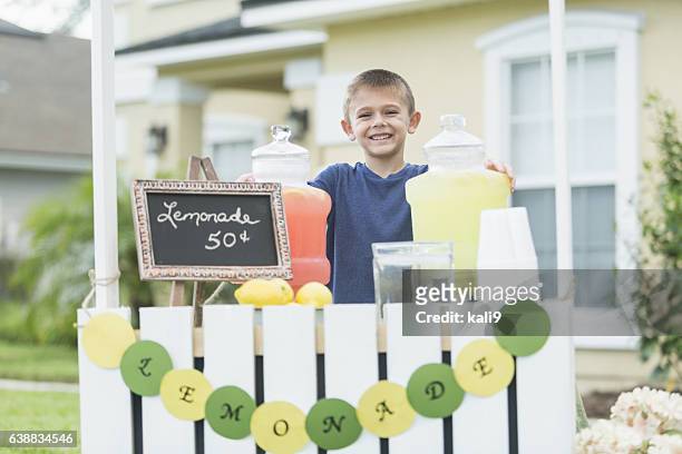 前庭でレモネードを販売する少年 - レモネード売り ストックフォトと画像
