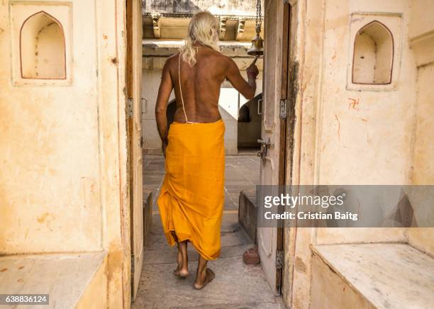 ascetic entering galtaji temple rajasthan india - sadhu stock pictures, royalty-free photos & images