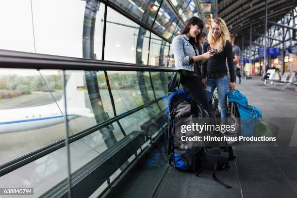 female backpackers at airport - airplane travel foto e immagini stock