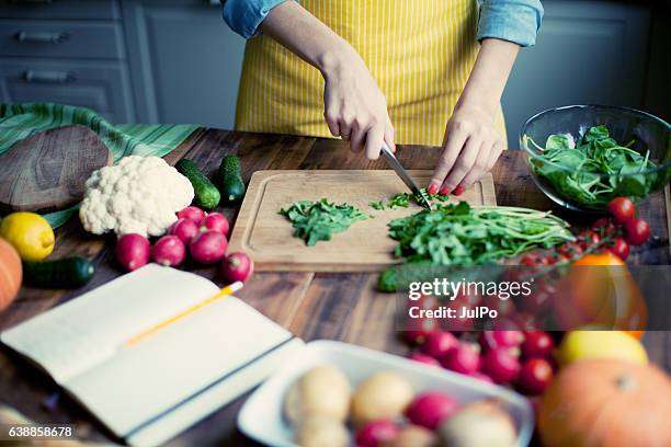 verduras frescas - preparación de alimentos fotografías e imágenes de stock