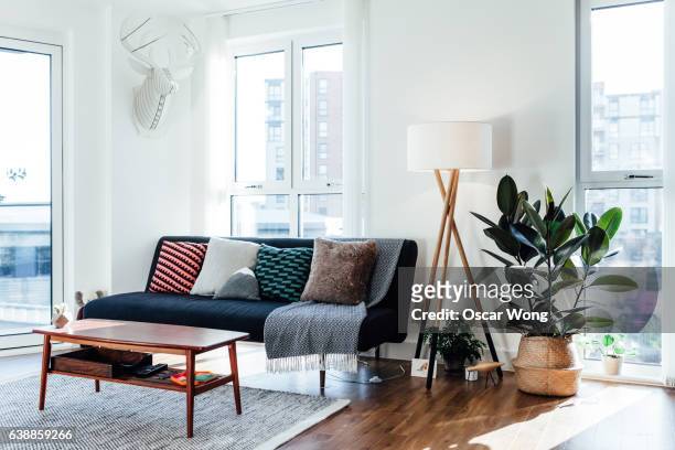 furniture in white living room - vivere semplicemente foto e immagini stock