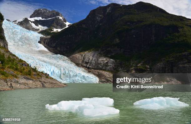 serrano glacier with floationg iceberg at front in patagonia, chile - chile serrano - fotografias e filmes do acervo