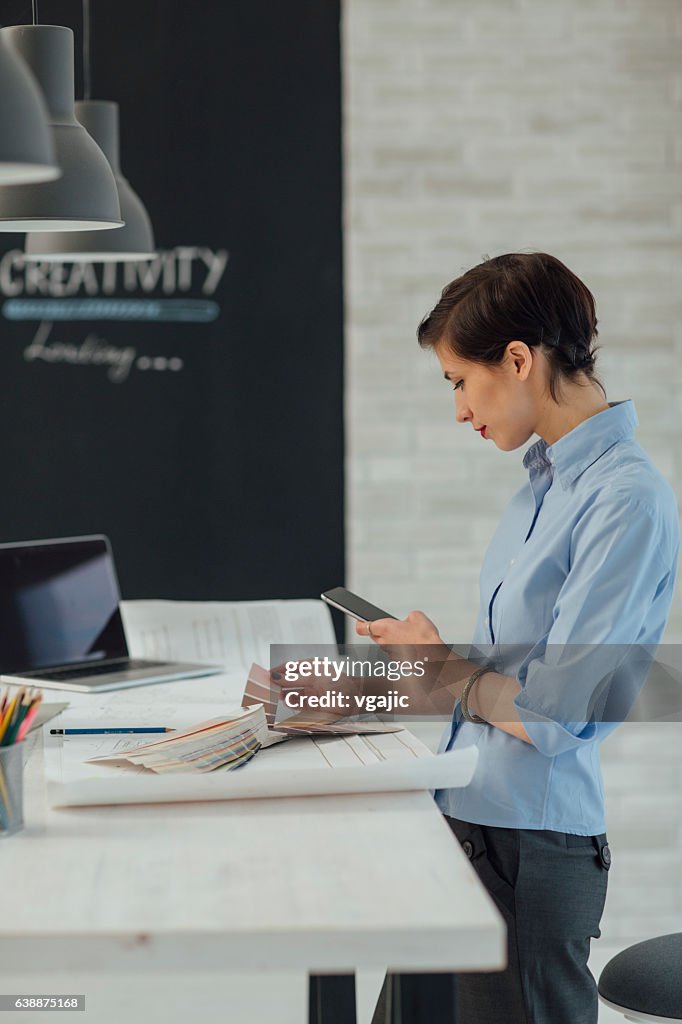 Progettazione d'interni, lavorando nel suo ufficio.