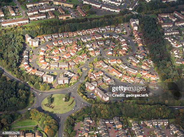 vue aérienne du lotissement au royaume-uni - maison jumelée photos et images de collection