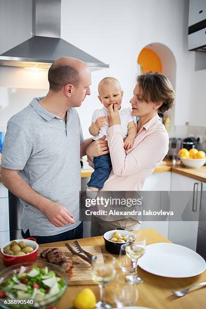 family cooking lunch together at home - alexandra anka bildbanksfoton och bilder
