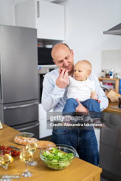 familie kochessen zusammen zu hause - alexandra iakovleva stock-fotos und bilder