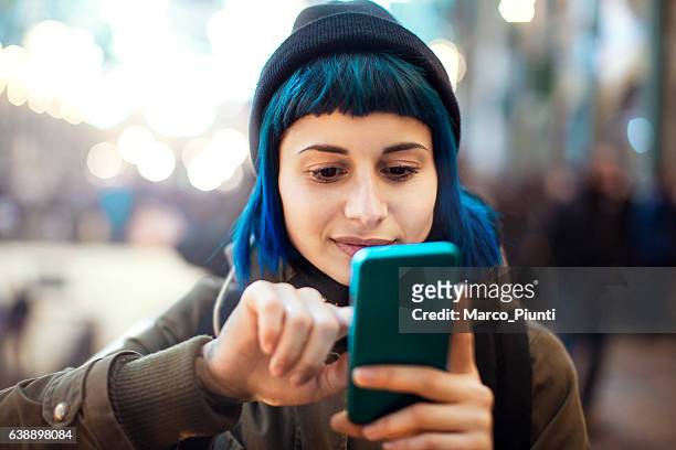 ragazza utilizzando uno smartphone  - donna sorride cellulare foto e immagini stock