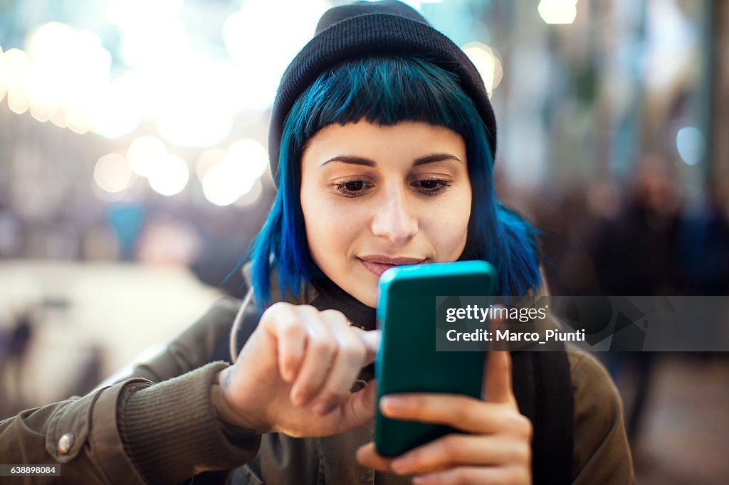 Garota usando smartphone
