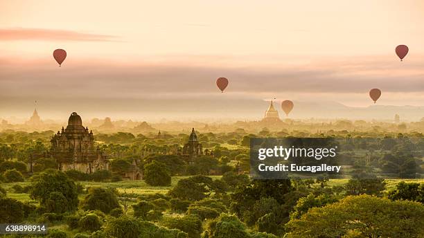 morgen in bagan mit heißluftballons - bagan stock-fotos und bilder