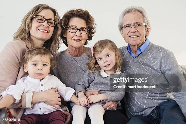 drei generationen familienportrait, großeltern, mutter und zwei kleine kinder. - old quebec stock-fotos und bilder