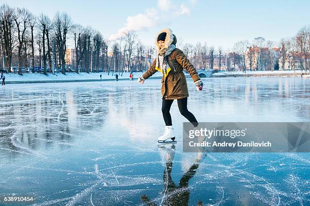 eislaufen auf den gefrorenen lake - gefrorener see stock-fotos und bilder