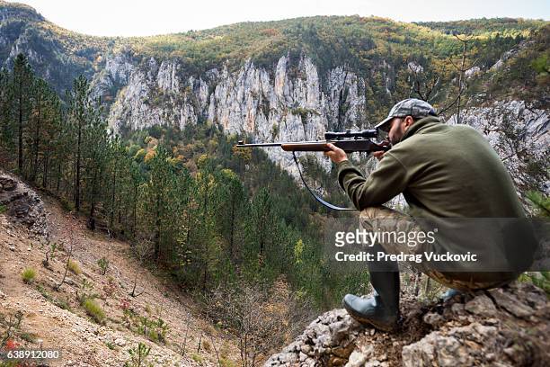 cazador en las montañas - mountian fire fotografías e imágenes de stock