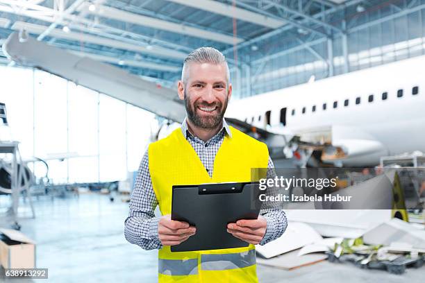 ingeniero aeronáutico en un hangar - hangar fotografías e imágenes de stock