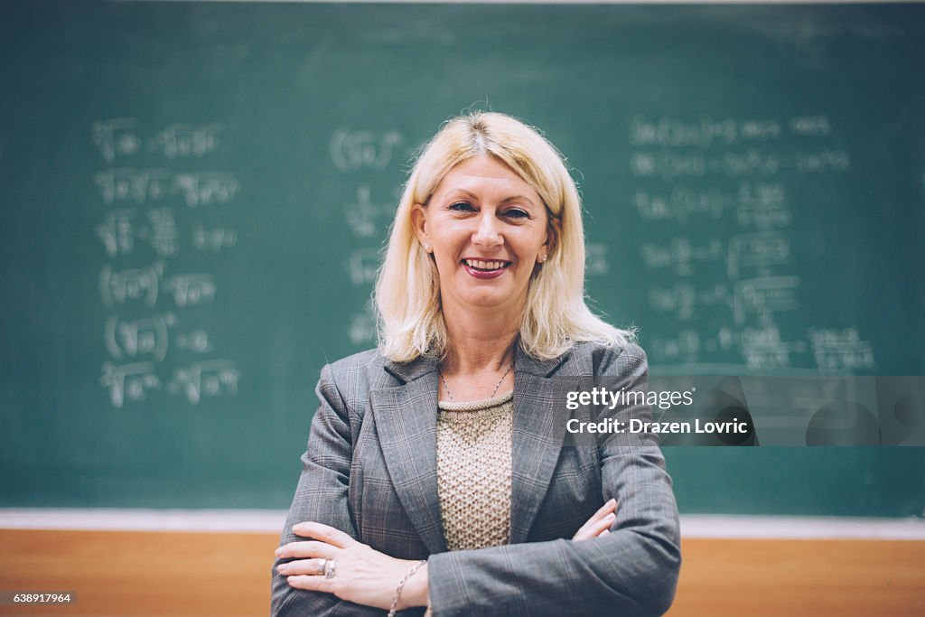 教室で知的な成熟女性数学教授