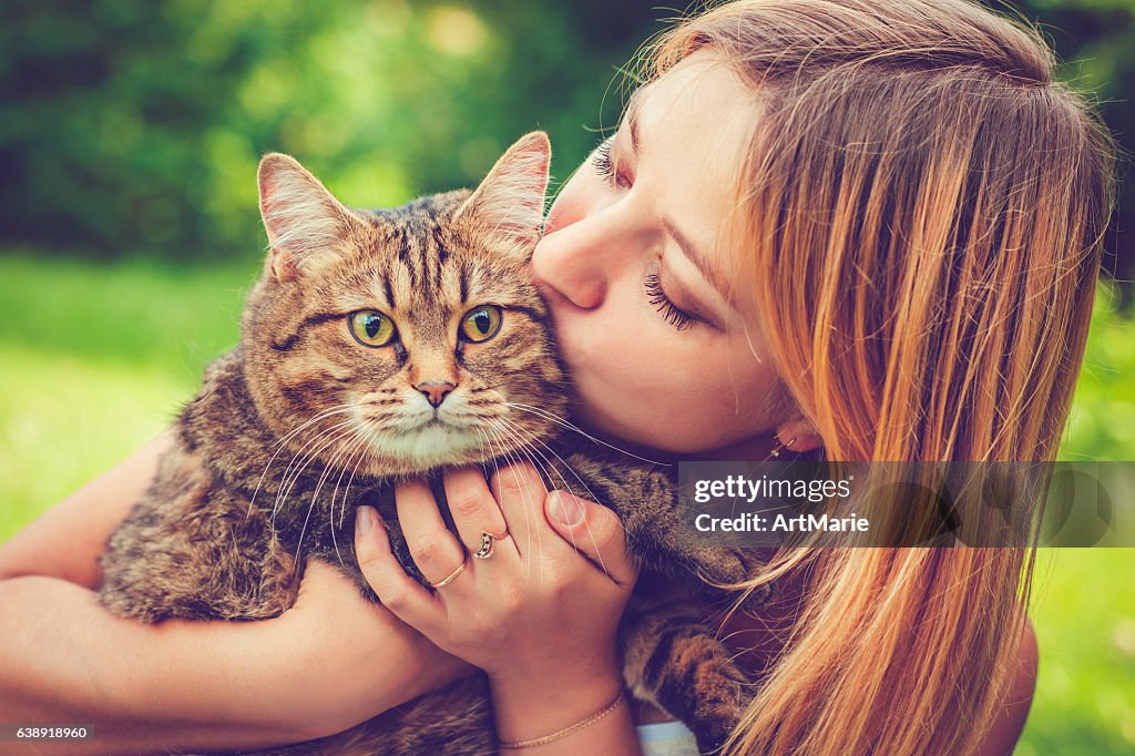 Giovane donna e il suo gatto
