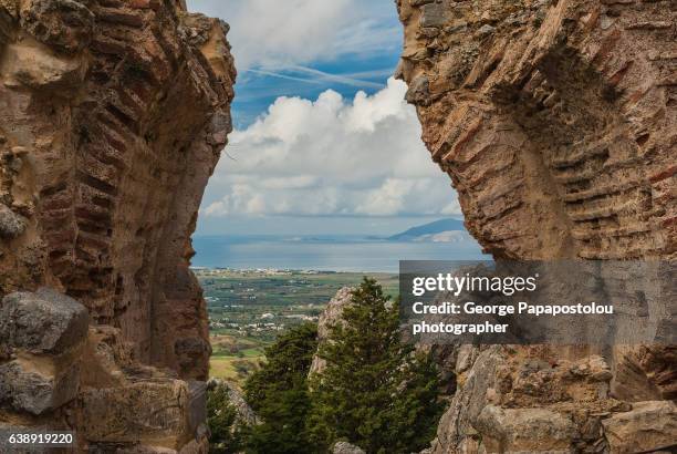 the entrance to the castle - kos foto e immagini stock